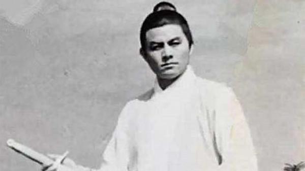 83歲老演員身患五種癌症仍在拍戲,上吊去世後成龍哭泣悼念 83歲老演員身患五種癌症仍在拍戲,上吊去世後成龍哭泣悼念