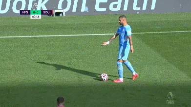 曼城逃過一劫！罪人傳球失誤+送點，裁判看完回放改判，全場歡呼