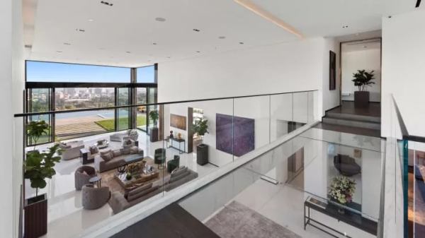 售價5.5 億的別墅，耗時7年重建，升降 DJ 臺把豪宅氛圍拉滿