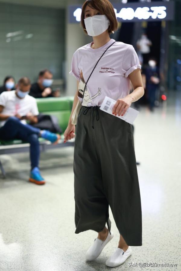 街拍:馬伊俐白Tee+綠色休閒褲隨性自在 街拍:馬伊俐白Tee+綠色休閒褲隨性自在