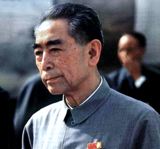 一天夜裡，周總理看到正在施工的北京飯店，隱隱感到有些不安