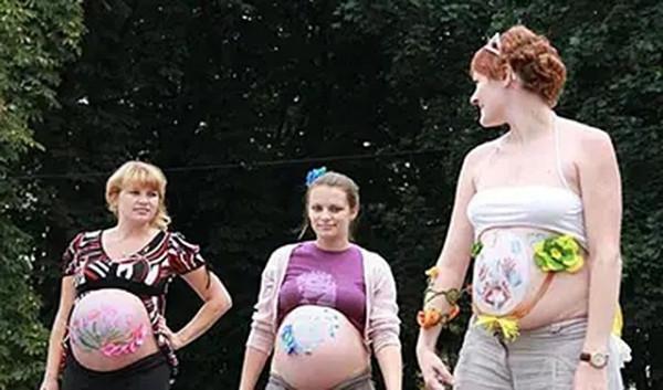 俄羅斯美女倒追中國窮小夥，不要彩禮也要嫁，沒車沒房仍幸福至今