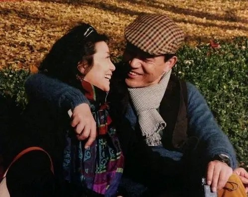 6位娛圈明星夫妻，從校服到婚紗，個個娶初戀，在一起最長40年