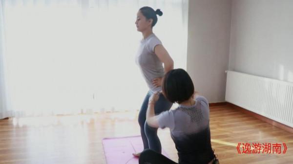 產後腹部鬆垮怎麼辦？理療瑜伽體式《負重與深蹲》精準鍛鍊腹部