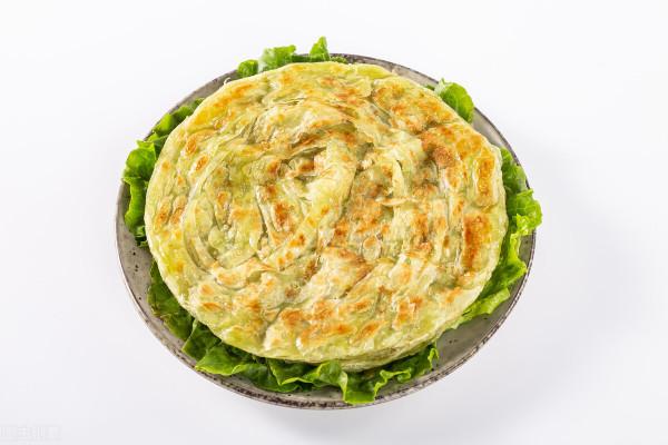 烙餅時，和麵有訣竅，出鍋油餅鬆軟香嫩，營養健康