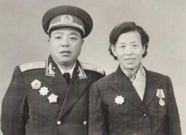 開國將軍中的兩對“翁婿將軍”，老丈人是不是必須向女婿敬禮？