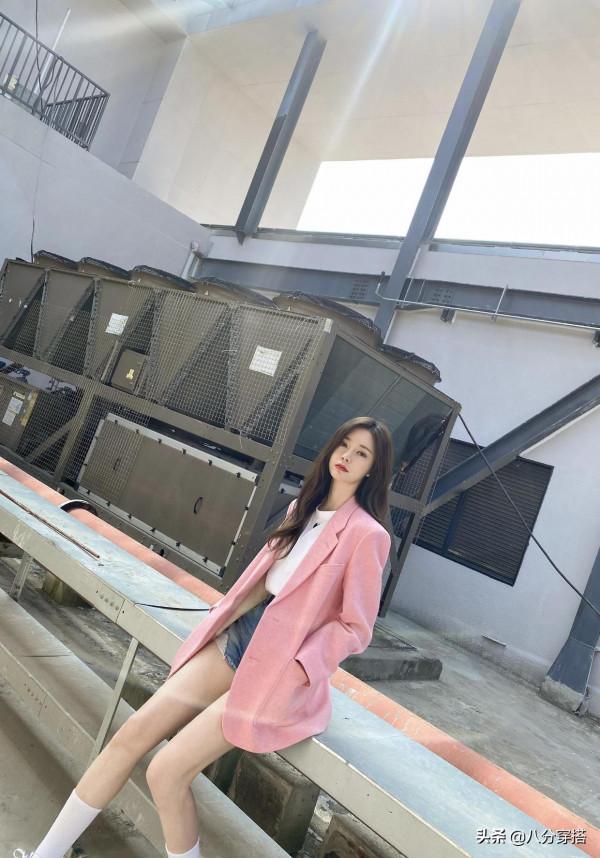 沈夢辰也是個“時髦精”，粉色小香風針織衫配黑色長褲，高挑精緻