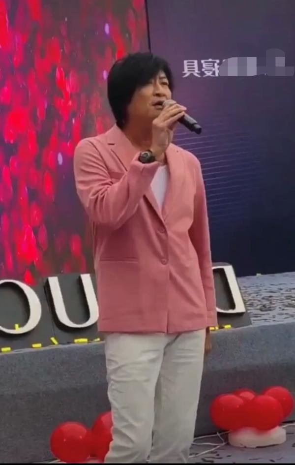 52歲游鴻明現身商演,露天舞臺環境簡陋,學霸女兒顏值高疑想出道 52歲游鴻明現身商演,露天舞臺環境簡陋,學霸女兒顏值高疑想出道