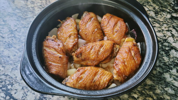 焗雞翅，廣東人這樣做雞翅很好吃，不用水也能做，太香了