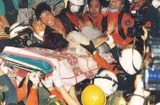 26年前,因致命設計韓國大樓被空調壓垮,貪得無厭致1500人活埋 26年前,因致命設計韓國大樓被空調壓垮,貪得無厭致1500人活埋