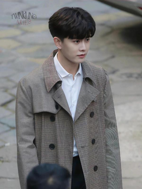 當男明星穿風衣：李現韓商言絕絕子，肖戰任嘉倫驚豔，成毅男友風