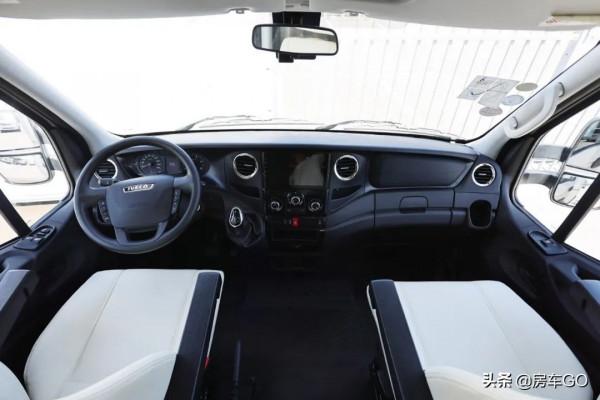 這臺房車有5種充電方式，車內電器語音控制，衛生間也是乾溼分離