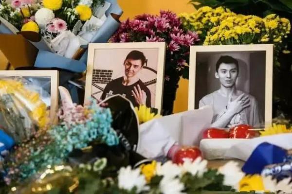 拉著四歲兒子的手離世，緬懷那個33歲的生命