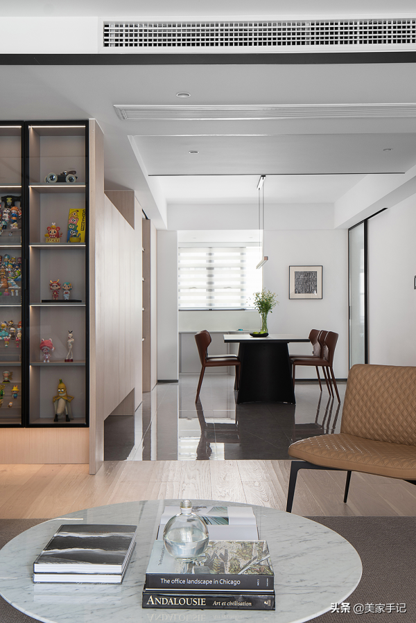 堅持極簡主義的浙江夫婦，把家裝修得一塵不染，透著骨子裡的高階