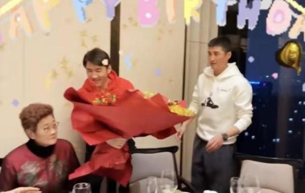 胡兵為80歲老母慶生，哥哥出獄後罕見露面，瘦太狠和母親一般老