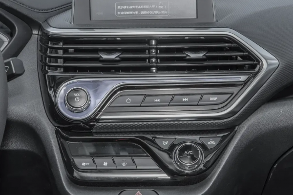 悅翔手動舒適型，售價5&period;19萬元，設計獨特，油耗僅5&period;4L