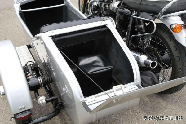 歷時一個月,打造邊三輪Triumph Bonneville T120 歷時一個月,打造邊三輪Triumph Bonneville T120