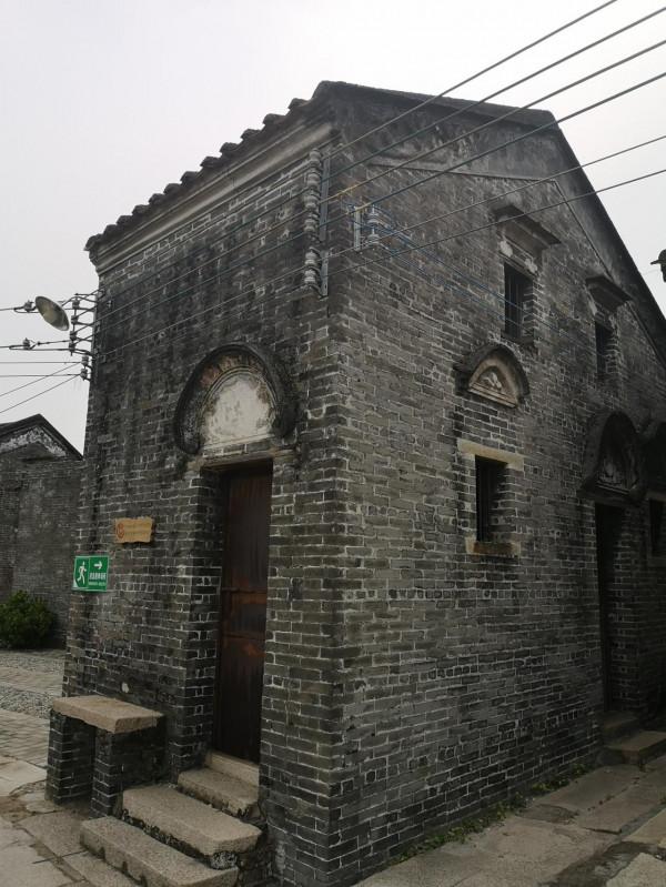 南粵有個鮮卑人村落，不姓慕容也不姓拓拔，百家姓裡都沒有