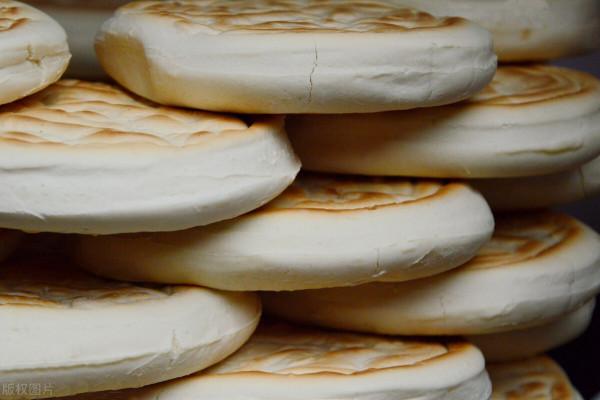 夏天麵粉別再蒸饅頭了，1次發酵製成小餅，暄軟不硬，加肉更好吃