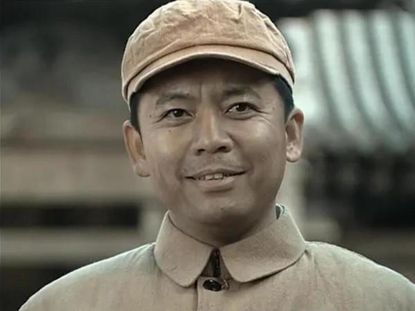 何政軍：錯過鞏俐娶初戀為妻，出道多年無緋聞，父親身份不一般