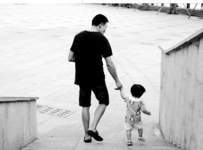 退伍老兵扛16年煤氣罐，把養女培養成女博士，親生父母得知要認親