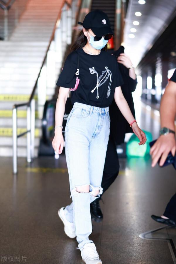 唐嫣穿黑色T恤搭配破洞牛仔褲，戴棒球帽簡單時髦