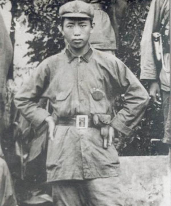 老農開破車去找戰友：我是開國少將，門衛不信，以為是撿廢品的