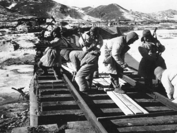 1982年，鄧小平為何堅決裁掉鐵道兵？面對異議他的回覆真高明