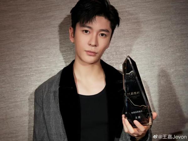 鳳凰網時尚之選：陳數、許佳琪、李若彤、尼坤、袁冰妍、INTO1