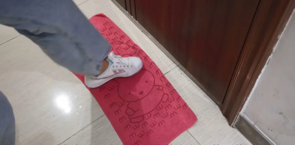 家門口放一條舊毛巾,好多人不清楚什麼用途,看完漲知識了 家門口放一條舊毛巾,好多人不清楚什麼用途,看完漲知識了