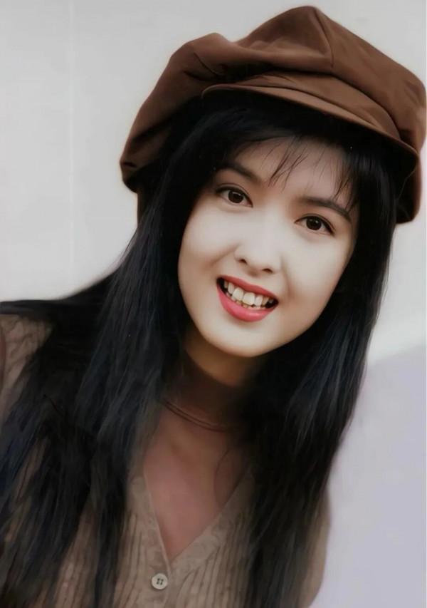 年輕時候的周慧敏也是一個大美人兒，長相給人一種很舒服的感覺