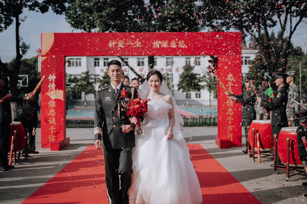 浪漫軍婚:軍車當婚車,嫁人就嫁軍隊好兒郎 浪漫軍婚:軍車當婚車,嫁人就嫁軍隊好兒郎