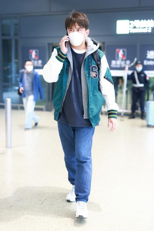 黃磊還是逃不過“中年發福”，留短髮顏值暴跌，還是長髮造型更帥