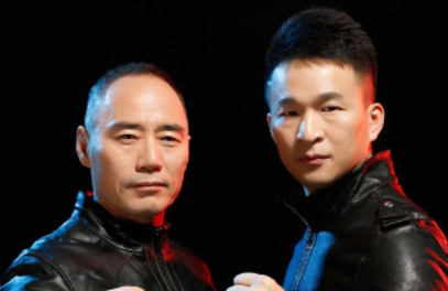 旭日陽剛落魄街頭擺攤,賣力演唱無人理,唱汪峰名曲被嘲沒錢了 旭日陽剛落魄街頭擺攤,賣力演唱無人理,唱汪峰名曲被嘲沒錢了