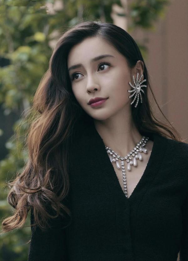 Angelababy穿黑色西服超短裙出席活動，胸前項鍊很有特色