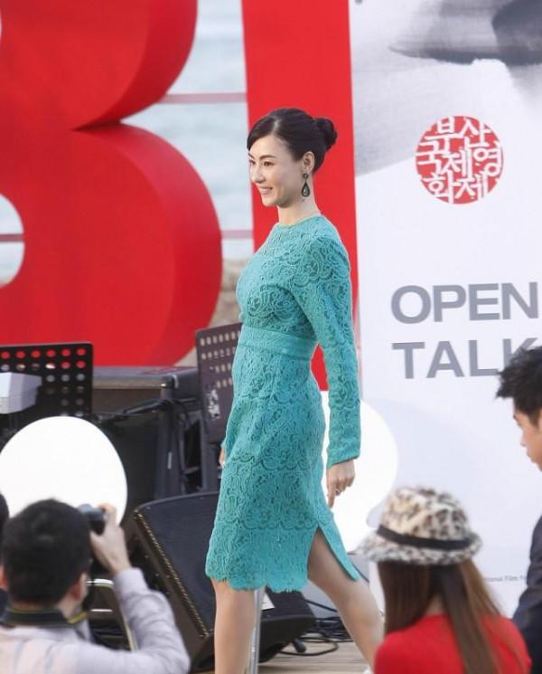 張柏芝臉上一點皺紋都沒有，穿一般人都不會買的熒光色，也不土