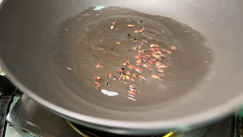 涼拌水煮花生米,簡單的美味,加上喜歡的黃瓜丁和胡蘿蔔丁,好吃 涼拌水煮花生米,簡單的美味,加上喜歡的黃瓜丁和胡蘿蔔丁,好吃