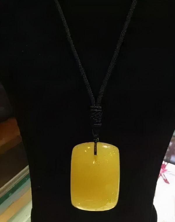 蜜蠟吊墜配鏈很重要嗎？什麼樣的蜜蠟吊墜適合您佩戴？|松崗琥珀