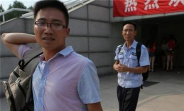 男子目標清華，連續復讀8年，32歲圓夢卻被批評浪費教育資源