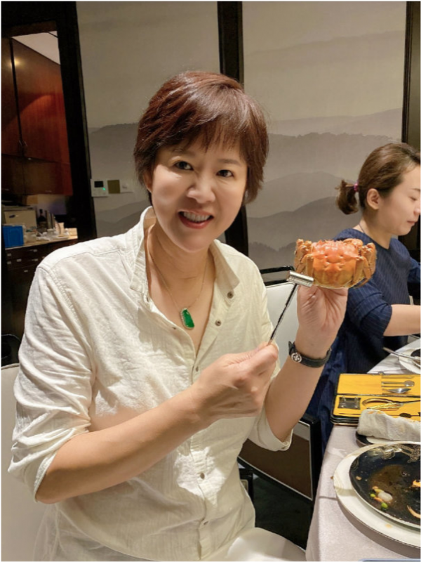 郎平退休後首露面！60歲越老越美了，穿襯衣留短髮變時髦精好年輕