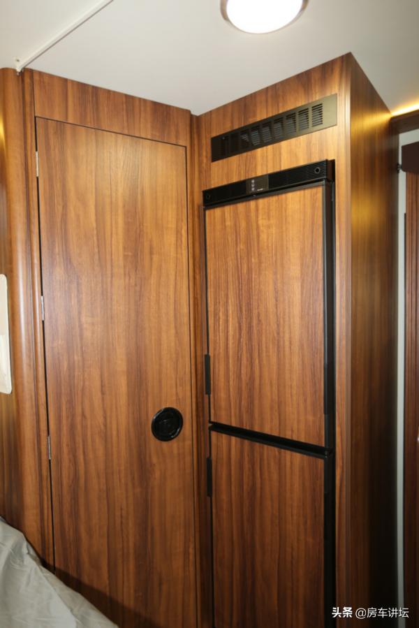 單拓展的房車見多了,橫床變豎床,這種佈局的你見過嗎? 單拓展的房車見多了,橫床變豎床,這種佈局的你見過嗎?