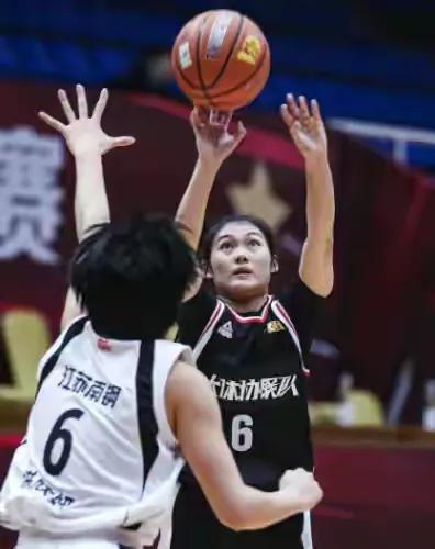 在wcba的一場比賽中，大體協隊員張敬一庫裡附體，投中16記三分球