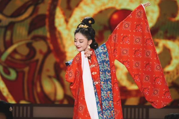 古力娜扎穿唐裝演繹華服之美,高髻美簪,輕歌豔舞,重回唐朝夢 古力娜扎穿唐裝演繹華服之美,高髻美簪,輕歌豔舞,重回唐朝夢