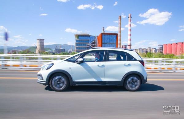 十萬塊女性買車怎麼選？尤拉好貓還是本田飛度，線上等...