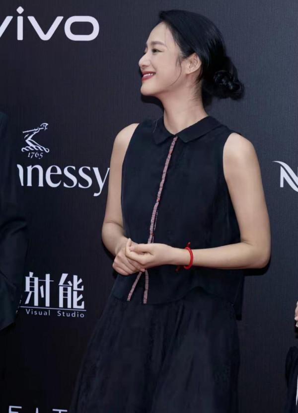 43歲的周韻風韻猶存,天鵝頸也難掩麒麟臂,穿無袖衫看起來很壯實 43歲的周韻風韻猶存,天鵝頸也難掩麒麟臂,穿無袖衫看起來很壯實