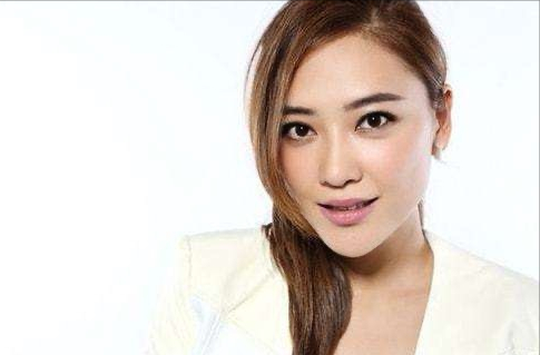 向佐曾對她一見鍾情，戀愛成熟見父母時，向太卻一句話拒絕了