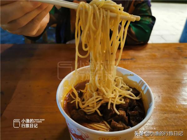 西安人吃麵配生蒜很生猛，到了湖北甘拜下風，早餐一口面一口酒