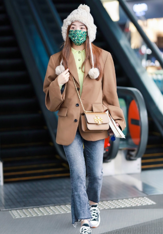 32歲的張含韻無需刻意扮嫩，毛球帽搭西裝溫柔有活力，少女感絕了