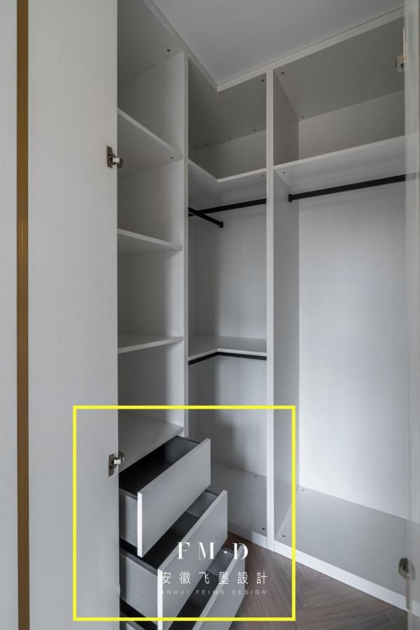 沒有獨立衣帽間？就直接在臥室內部打造個，嵌入式設計太實用了