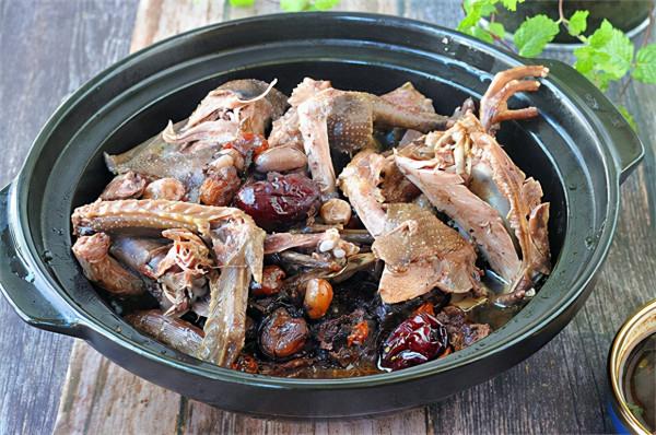 天氣寒冷，吃鴿勝過雞和鴨！上鍋一蒸香氣四溢，高蛋白好消化